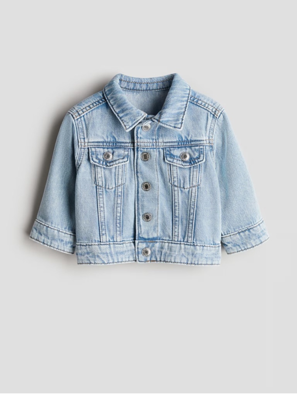 H & M Classic Lt Blue Denim Silver Snap Close Fold Collar Trucker Jean Jacket